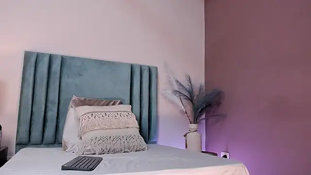 Snapshot of SeleneLujan chatting on 12/17/25, 12:00 SeleneLujan online show from 12/17/25, 12:00