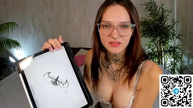 Snapshot of Selena_Sharp chatting on 06/23/26, 01:14 Selena Sharp online show from 06/23/26, 01:14
