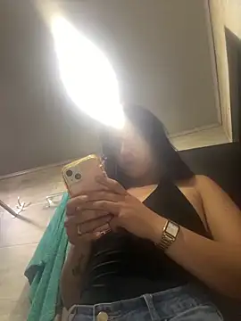 Snapshot of Mila_LS chatting on 11/27/25, 01:02 Mila LS online show from 11/27/25, 01:02