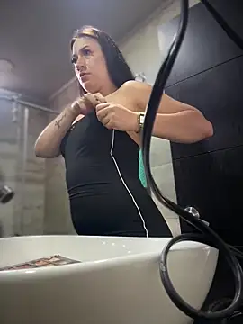 Snapshot of Mila_LS chatting on 11/28/25, 01:03 Mila LS online show from 11/28/25, 01:03