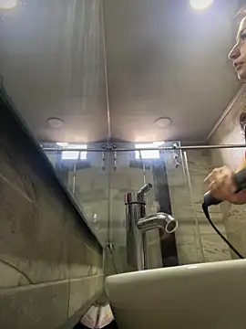 Snapshot of Mila_LS chatting on 12/14/25, 01:05 Mila LS online show from 12/14/25, 01:05