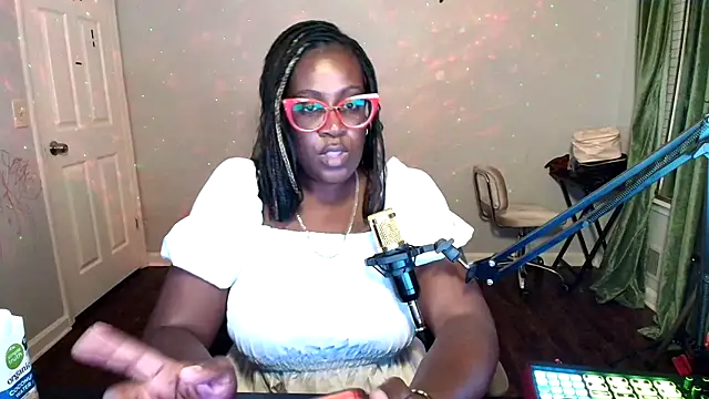 Snapshot of lovelyenigma365 chatting on 04/04/26, 04:33 lovelyenigma365 online show from 04/04/26, 04:33