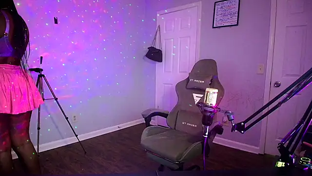 Snapshot of lovelyenigma365 chatting on 04/05/26, 12:41 lovelyenigma365 online show from 04/05/26, 12:41