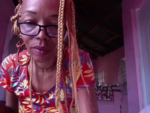 Snapshot of Ladyzee25 chatting on 06/04/26, 11:00 Ladyzee25 online show from 06/04/26, 11:00