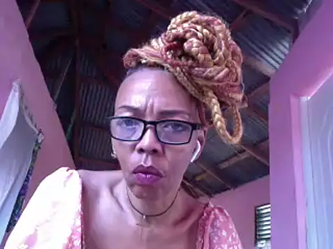 Snapshot of Ladyzee25 chatting on 06/09/26, 09:26 Ladyzee25 online show from 06/09/26, 09:26
