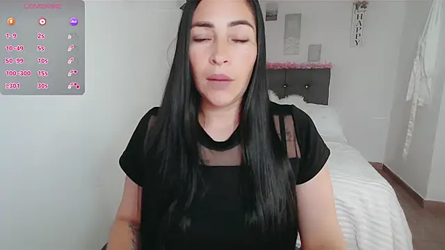 Snapshot of luna_lgomez_ chatting on 10/07/25, 12:02 luna lgomez  online show from 10/07/25, 12:02