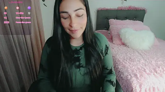 Snapshot of luna_lgomez_ chatting on 10/28/25, 01:42 luna lgomez  online show from 10/28/25, 01:42