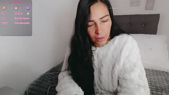 luna lgomez  online show from 11/28/25, 12:41