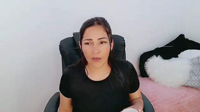 Snapshot of luna_lgomez_ chatting on 03/27/26, 01:33 luna lgomez online show from 03/27/26, 01:33