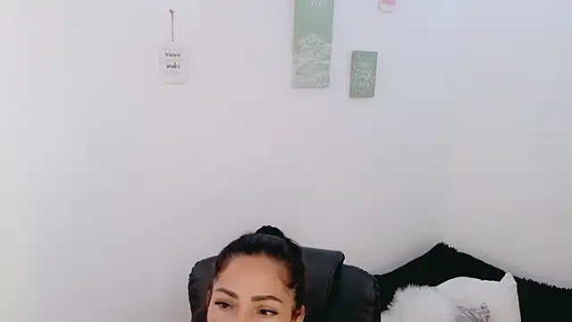 Snapshot of luna_lgomez_ chatting on 03/31/26, 04:07 luna lgomez online show from 03/31/26, 04:07