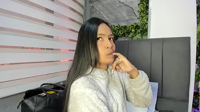 Fernanda liie  online show from 12/15/25, 12:31