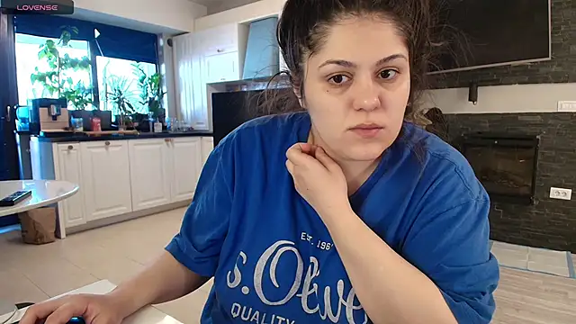 Snapshot of Layla- chatting on 03/21/25, 02:29 Layla- online show from 03/21/25, 02:29