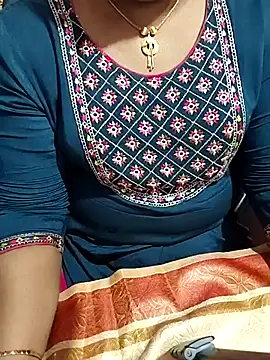 Snapshot of southindian-veena chatting on 03/07/25, 05:49 southindian-veena online show from 03/07/25, 05:49