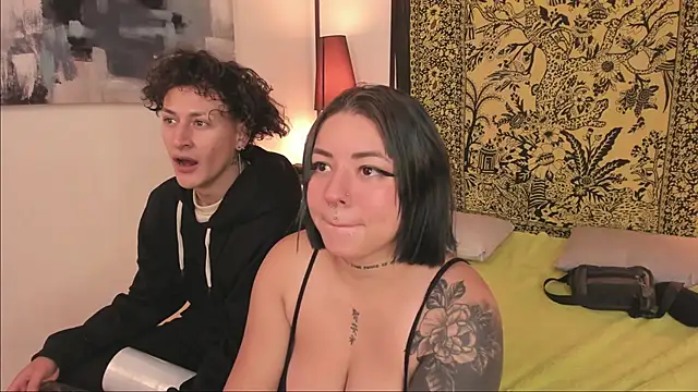 Snapshot of Aria_and_orien chatting on 11/08/25, 11:10 Aria and orien online show from 11/08/25, 11:10