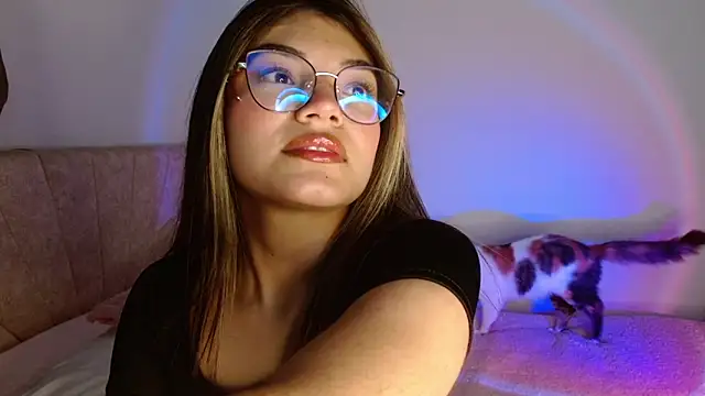 Snapshot of _Camilaaa_ chatting on 03/19/25, 05:08  Camilaaa  online show from 03/19/25, 05:08