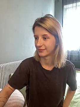 Snapshot of amorearte_m chatting on 03/22/25, 11:21 amorearte m online show from 03/22/25, 11:21