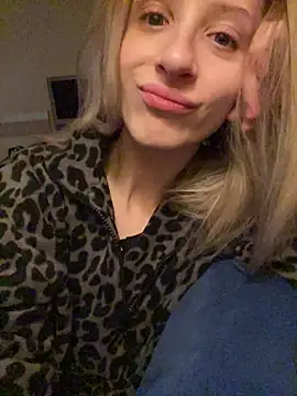 Snapshot of amorearte_m chatting on 12/15/25, 06:06 amorearte m online show from 12/15/25, 06:06