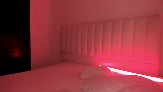 Snapshot of Hannahx__ chatting on 12/13/25, 07:53 Hannahx online show from 12/13/25, 07:53