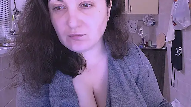 Snapshot of SoftLia chatting on 10/10/25, 11:48 SoftLia online show from 10/10/25, 11:48