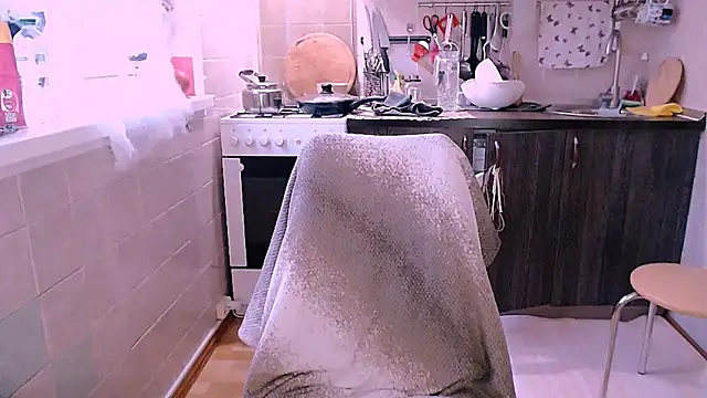 Snapshot of SoftLia chatting on 10/25/25, 07:05 SoftLia online show from 10/25/25, 07:05