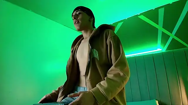 Snapshot of Andrew_Wolff chatting on 10/29/25, 02:25 Andrew Wolff online show from 10/29/25, 02:25