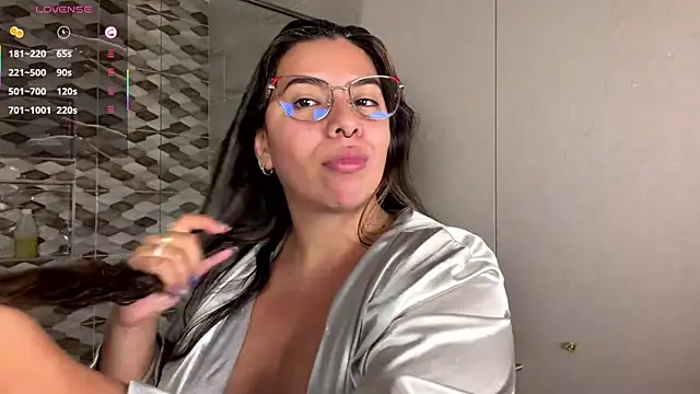 Snapshot of emilyy_cooperr chatting on 04/22/26, 12:50 emilyy cooperr online show from 04/22/26, 12:50