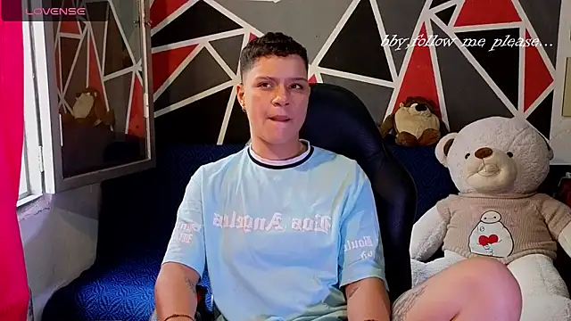 Snapshot of demimoore222 chatting on 11/25/25, 05:13 demimoore222 online show from 11/25/25, 05:13