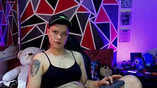 Snapshot of demimoore222 chatting on 12/18/25, 05:30 demimoore222 online show from 12/18/25, 05:30