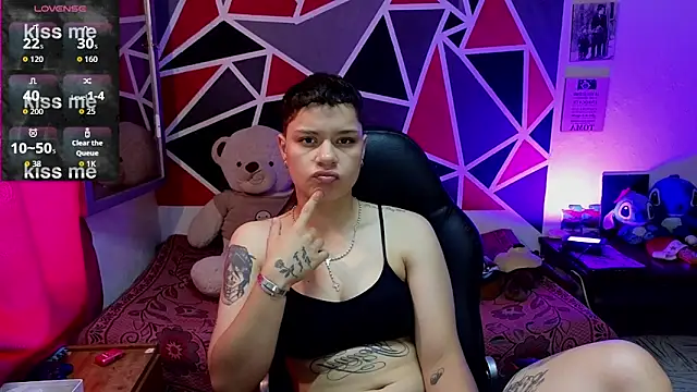 Snapshot of demimoore222 chatting on 12/19/25, 03:19 demimoore222 online show from 12/19/25, 03:19