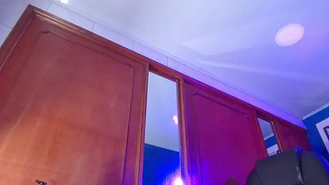 milu23   online show from 11/20/25, 12:05