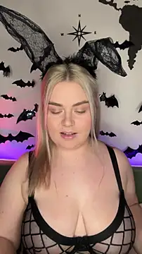 Snapshot of April_Vancee chatting on 10/20/25, 01:33 April Vancee online show from 10/20/25, 01:33