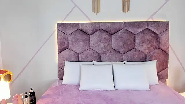 aurora collinss  online show from 10/23/25, 12:04