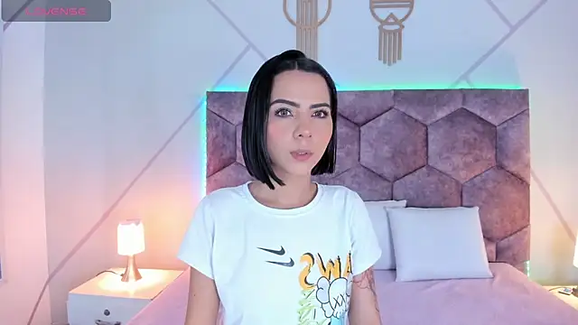 aurora collinss  online show from 12/15/25, 12:20