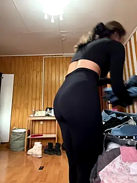 Snapshot of floooohv chatting on 10/17/25, 11:18 floooohv online show from 10/17/25, 11:18