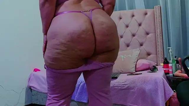 Snapshot of scarlettbooty chatting on 09/19/25, 01:40 scarlettbooty online show from 09/19/25, 01:40