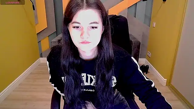 Snapshot of ElinaMils chatting on 03/17/25, 12:35 ElinaMils online show from 03/17/25, 12:35