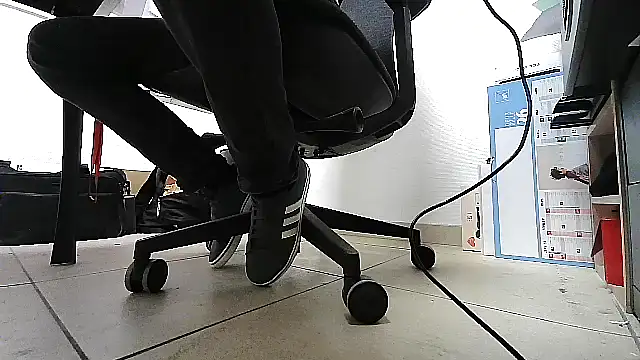 Snapshot of GM51-1988 chatting on 01/12/26, 04:23 GM51-1988 online show from 01/12/26, 04:23