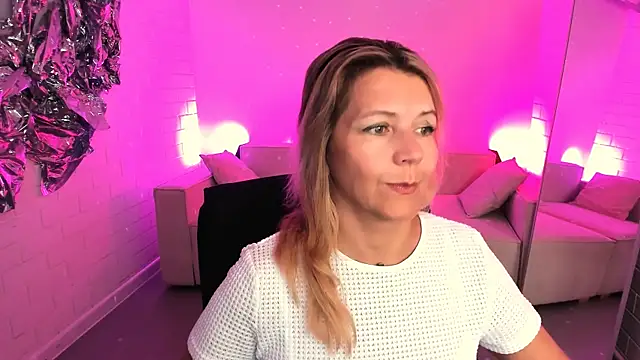 NicoleHitman online show from 06/25/26, 01:15