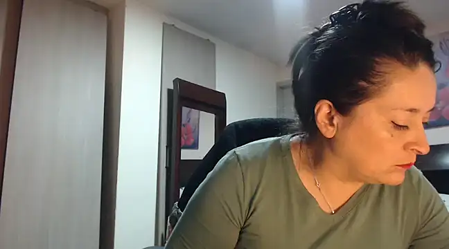 Snapshot of mia_florens chatting on 03/21/25, 02:18 mia florens online show from 03/21/25, 02:18