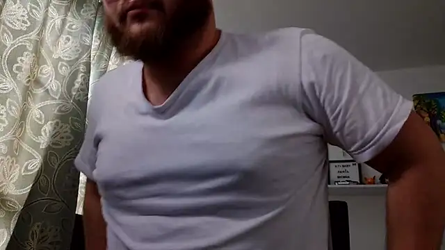 Snapshot of Edmund98 chatting on 02/05/26, 02:33 Edmund98 online show from 02/05/26, 02:33