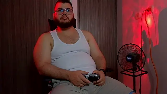 Snapshot of Edmund98 chatting on 02/28/26, 04:13 Edmund98 online show from 02/28/26, 04:13