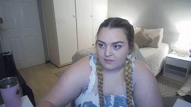 Snapshot of Neytjie chatting on 11/17/25, 06:14 Neytjie online show from 11/17/25, 06:14
