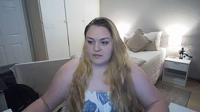 Snapshot of Neytjie chatting on 11/27/25, 05:59 Neytjie online show from 11/27/25, 05:59