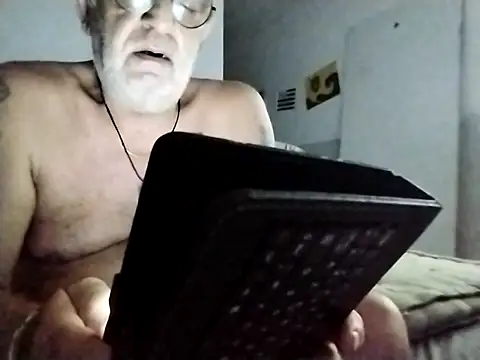 Snapshot of coolbrady17 chatting on 03/16/25, 09:58 coolbrady17 online show from 03/16/25, 09:58