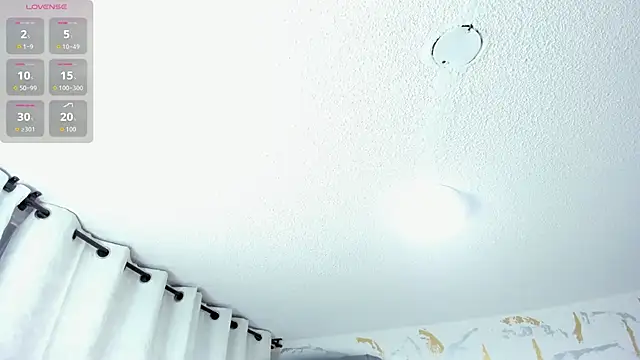 Snapshot of Cristal_Velle chatting on 12/14/25, 12:21 Cristal Velle online show from 12/14/25, 12:21