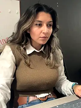 Isabella Varella online show from 11/24/25, 05:12