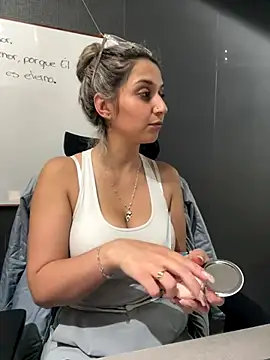 Isabella Varella online show from 12/15/25, 12:53