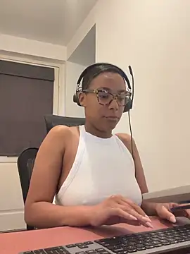 Snapshot of Melia_Rayne chatting on 05/15/26, 10:00 Melia Rayne online show from 05/15/26, 10:00
