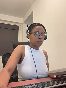 Snapshot of Melia_Rayne chatting on 05/19/26, 10:32 Melia Rayne online show from 05/19/26, 10:32