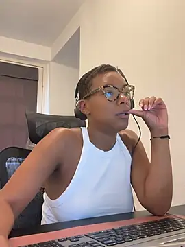 Snapshot of Melia_Rayne chatting on 06/25/26, 10:20 Melia Rayne online show from 06/25/26, 10:20